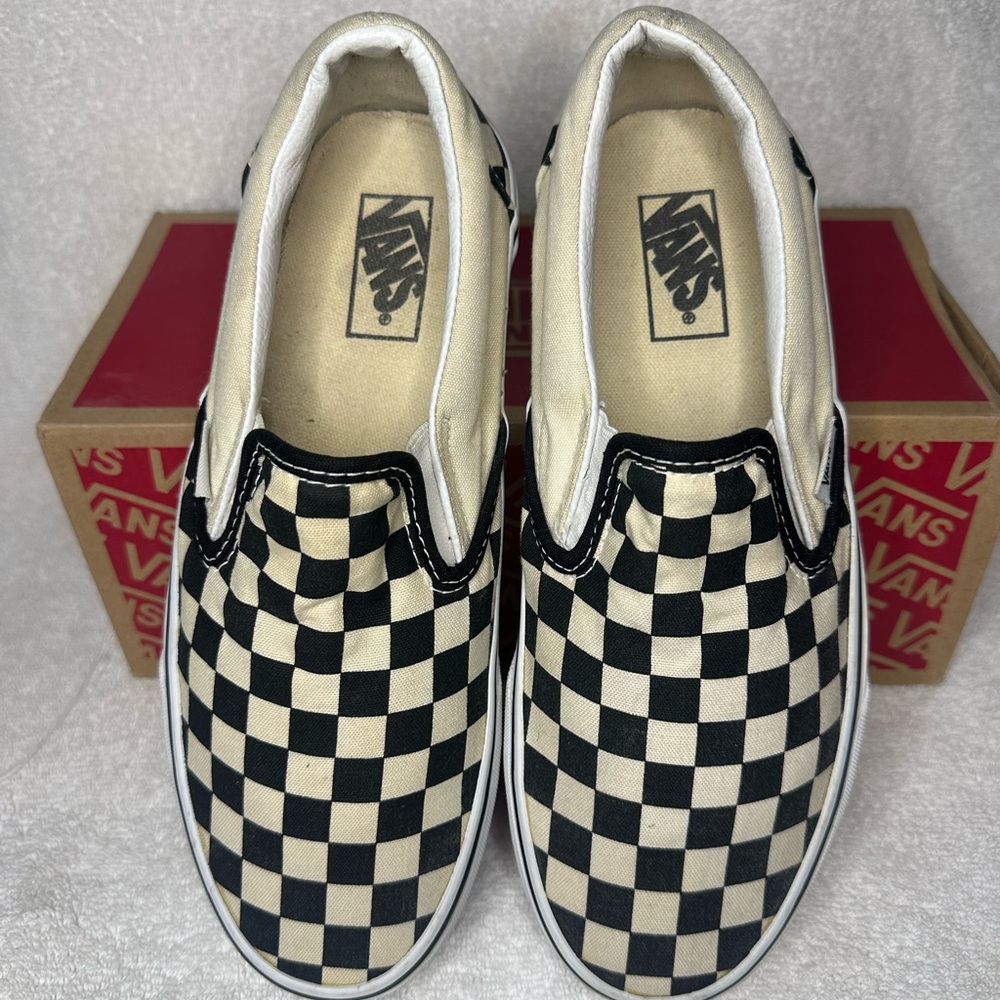 Vans CLASSIC SLIP ON   UNISEX W 8.5  M 7.0.   Worn signs of wear in the pics